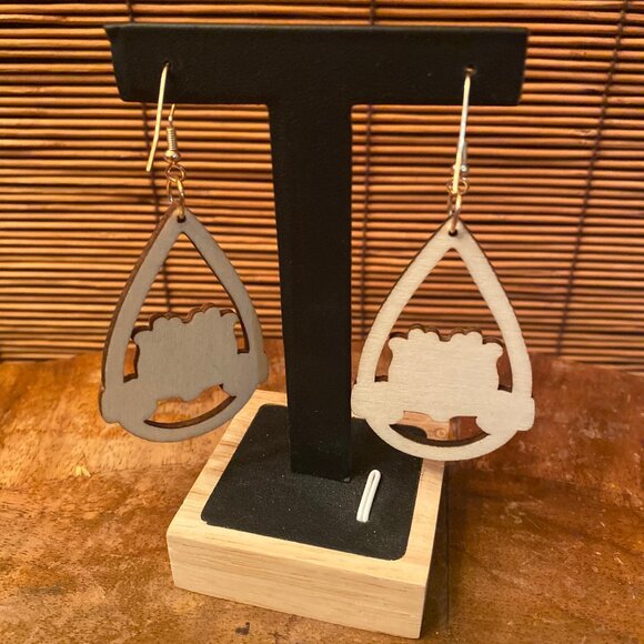 NWT Grinch Heart Wooden Cut Out Dangle Pierced Earrings - Picture 2 of 2